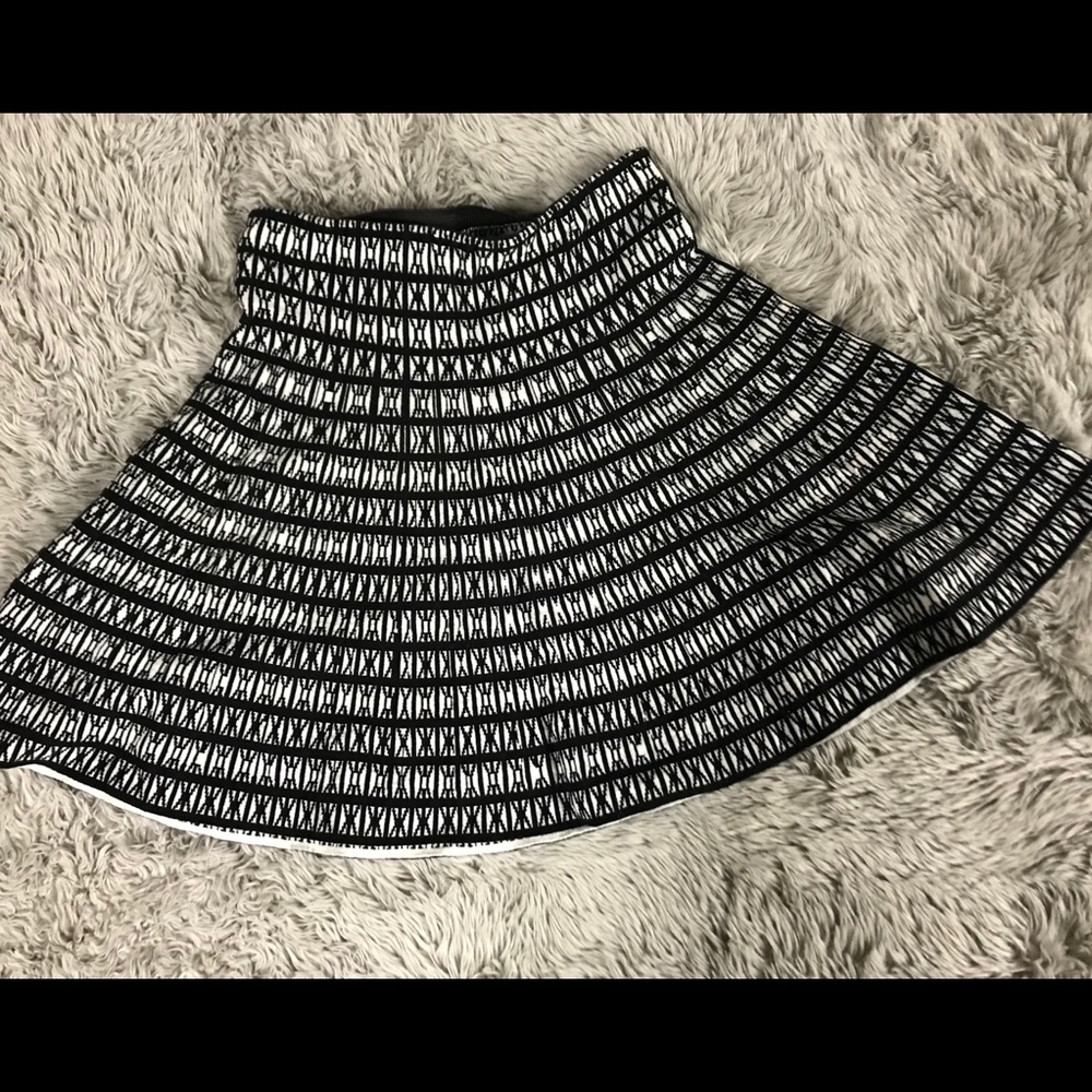 Skirt black and white